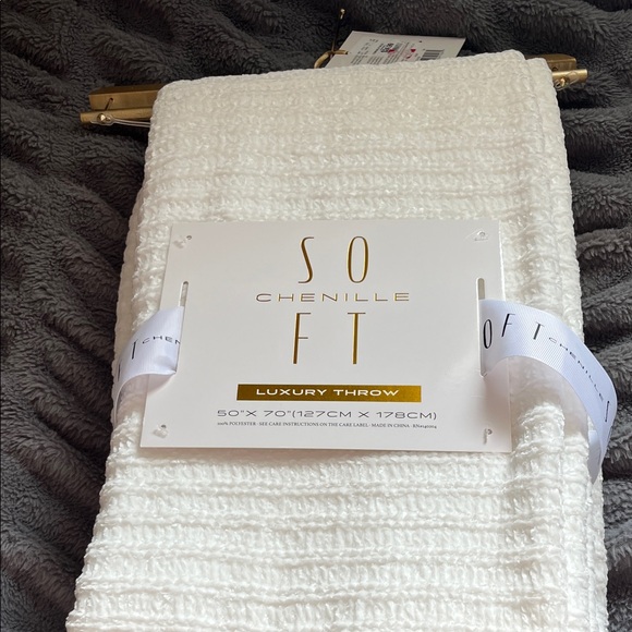 Chenielle Blanket - Picture 5 of 5